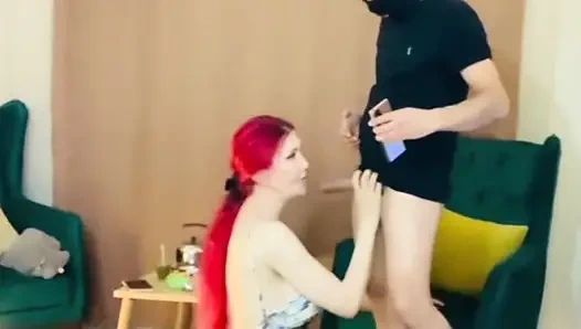 Suamiku kesal banget pas dia pamer tubuhku sama teman-temannya