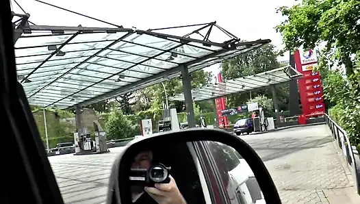 Симпатичную юную брюнетку жестко отшпилили в ее маленькую киску