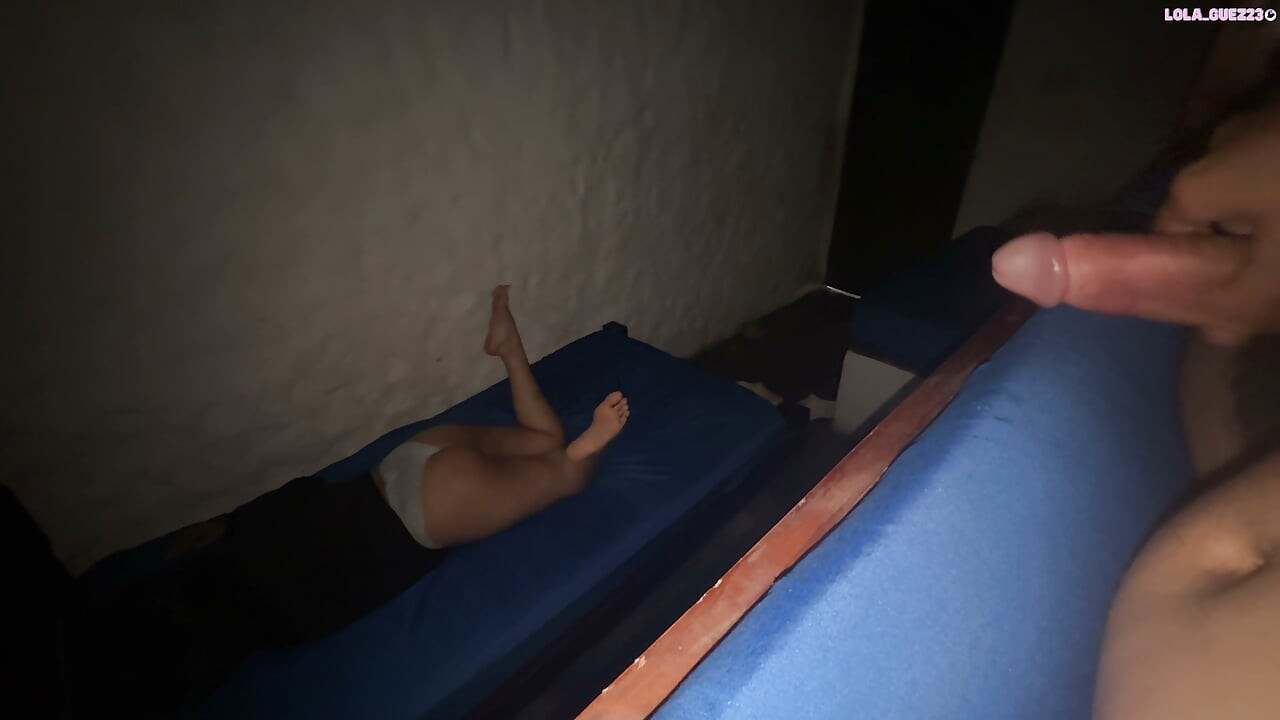 Je me masturbe pendant que ma demi-sœur se touche