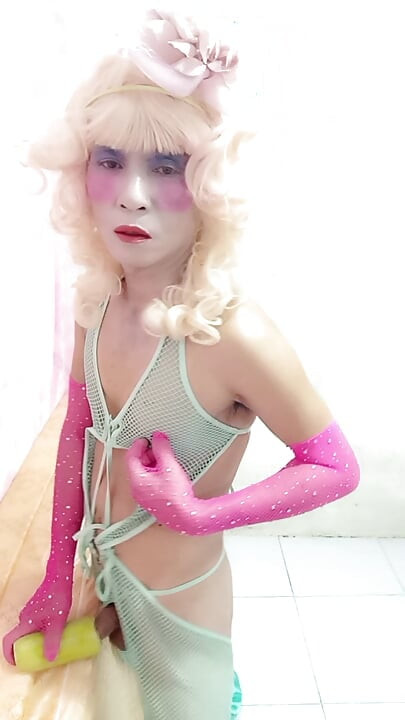Oanh Le transgénero con ropa sexy porno jugando con una lata artificial