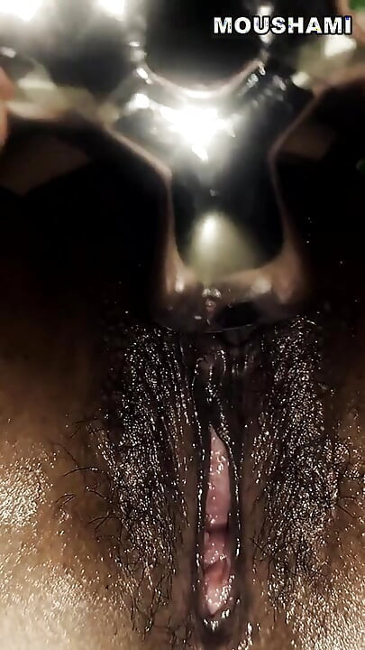 Desi bhaabhi apni choot par dildo khel rahi hai aur poora maja le rahi hai