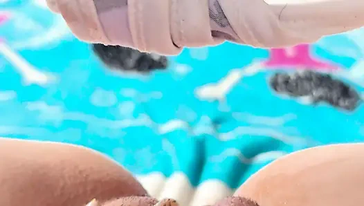 Красивая девушка мастурбирует