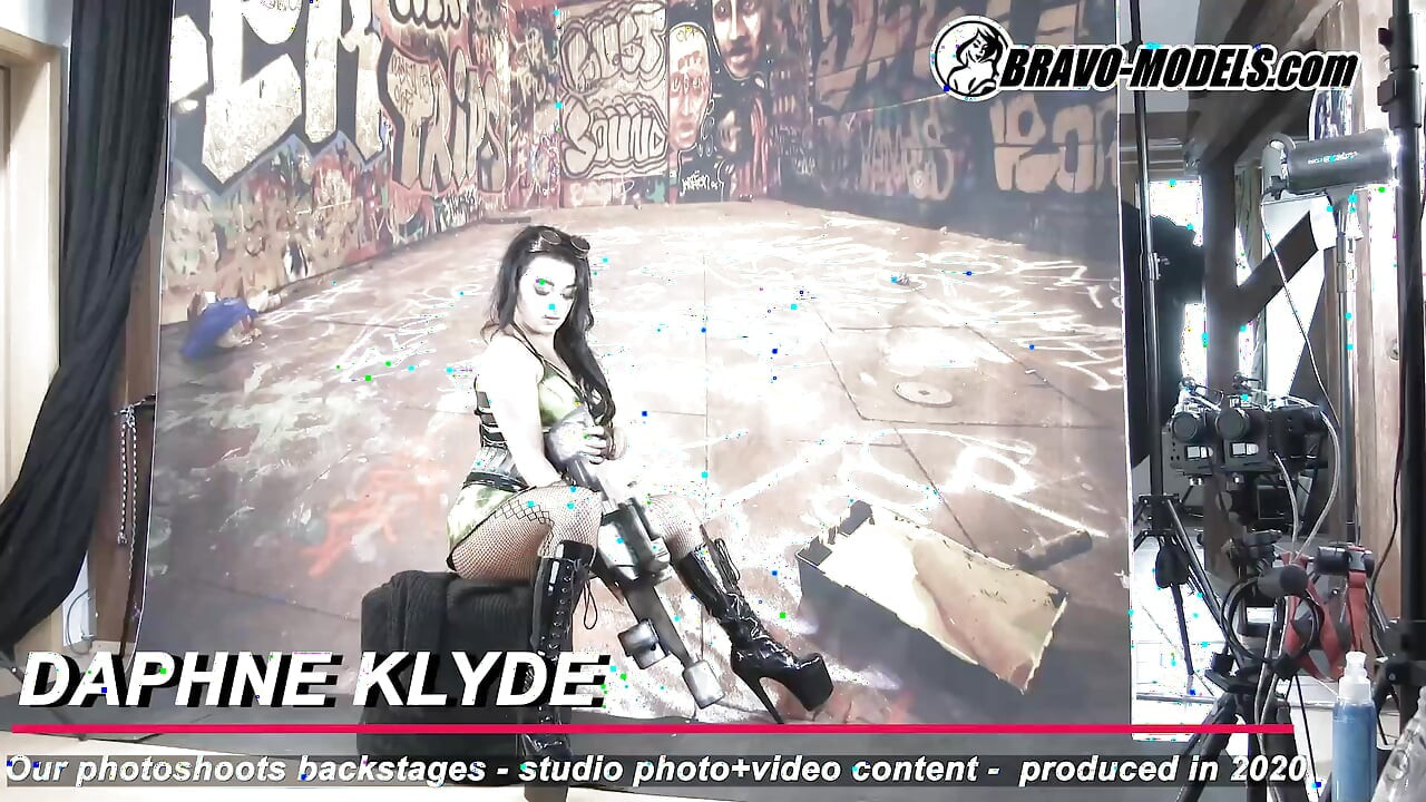 Backstage-kuvaus Daphne Klyde - Aikuinen