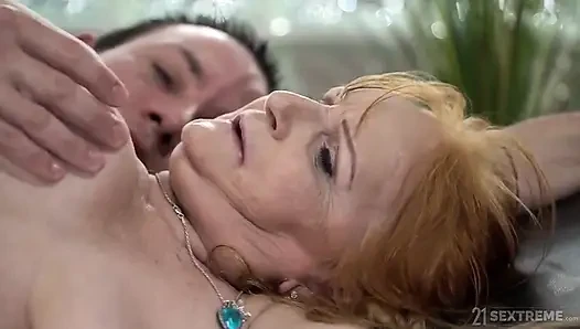 21 Sextreme - липкий камшот на лицо шаловливой горячей бабули во время горячего массажа