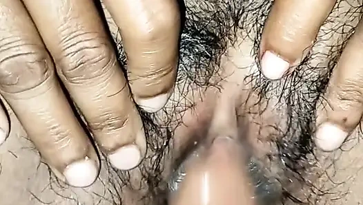 Boudi'nin amcığı yıkanarak sikilmediği için su sahte çamaşırla ıslaktı