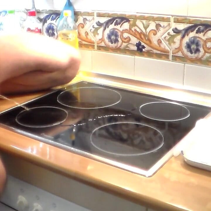 ジョンはストーブの上でおしっこをしています