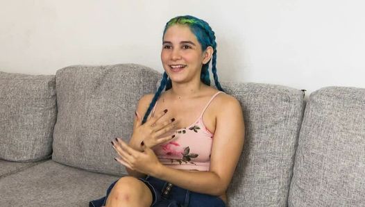 Schattige latina blauwharige e-girl bij haar eerste amateur casting