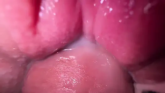 Üvey erkek kardeşimin karısı orgazm olduktan sonra fışkırtıyor, onun sıkı amını siktim