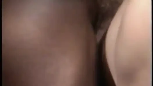 Молодая симпатичная блондинка Peacherino наслаждается, когда черный ебарь с хорошо большой елдой разбивает ее волосатую киску своим жестким хуем