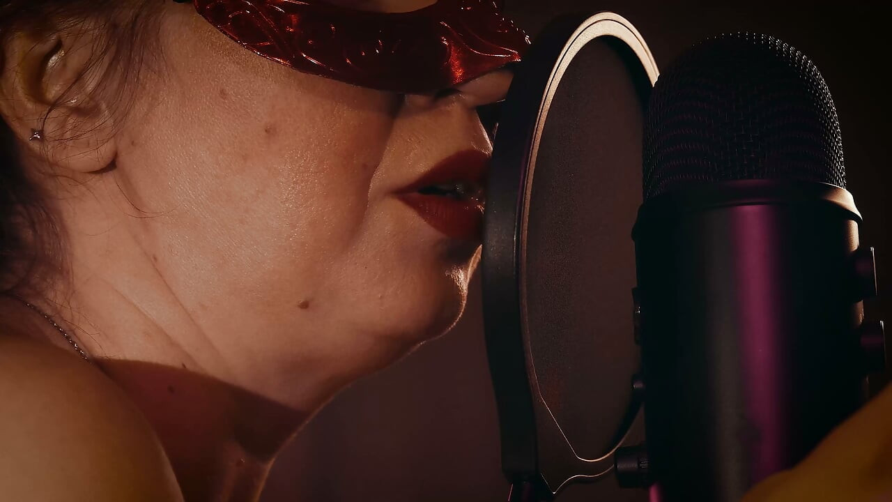 The cameraman roughly fucked sex blogger Lisa Kentucky right on the podcast.