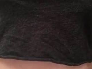 Ventre de femme enceinte sexy et tétons noirs