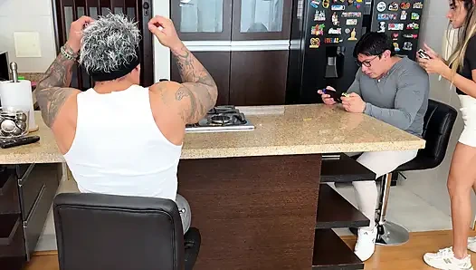 Трахни мою жену! Она предпочла бы дать своему шурину минет, чем играть в видеоигры со своим бойфрендом!