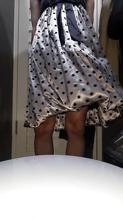 Crossdresser nosi satensku svilenu haljinu na točkice sa svilenkastom podstavom