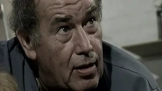 Muschi gepiercte schlampe aus deutschland bekommt ihre muschi gefingert