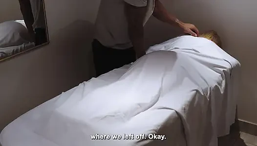 Freche exhibitionisten-hausfrau völlig nackt für massage-session