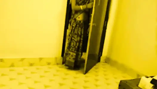 Aku pergi ke rumah kakak ipar india yang hot waktu lagi liburan rainy dan sama kakak iparku yang cantik,