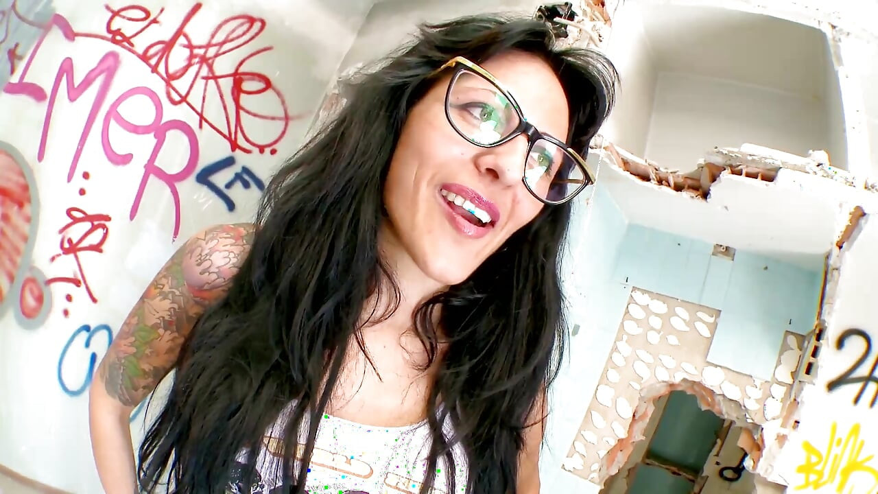 Si rambut coklat Sepanyol berkongkek di tempat musnah terbiar