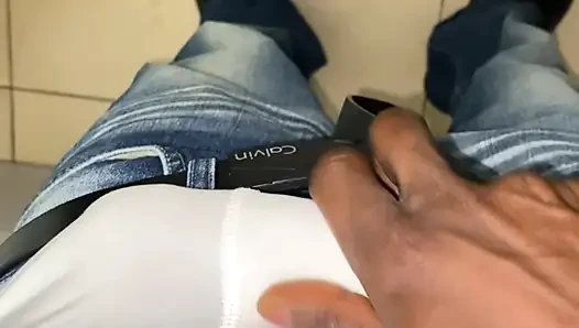 Haydut ofiste etini dövüyor
