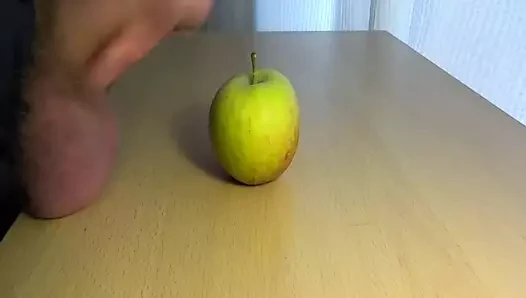 Yemeğe boşalmak - elma