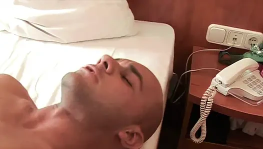 Эта Пышногрудая Девушка Сначала Пожирает Член, А Потом Её Трахают