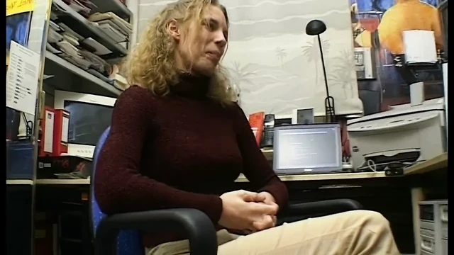 Buerokraft mit grossen Nippel wird vom Chef gefingert