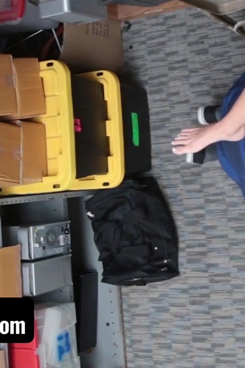 Shoplyfter - Emma Hix สาวผมบลอนด์ตัวผอมให้หีกับเจ้าหน้าที่รักษาความปลอดภัยเพื่อแก้ปัญหา