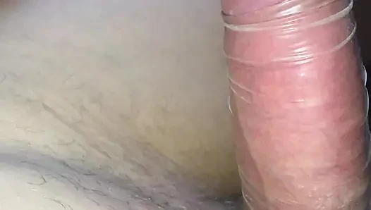 Дрочка в гандоне когда же он уже кончит….