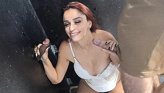 Das erste Gloryhole meiner Frau, die Sperma-Shots in den Mund nimmt!