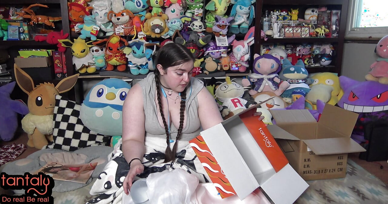 Abby Unboxes Crystal Sex Lalka Tantaly