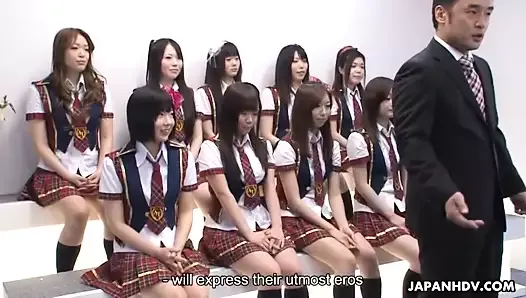 日本人女子学生がアイドルc中にエッチなことをする