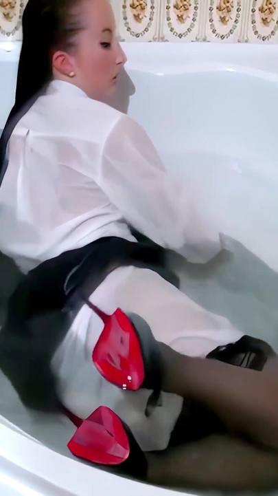 Bathtub Tease From Naughty College Babe Sophia Smith! | Clip 1