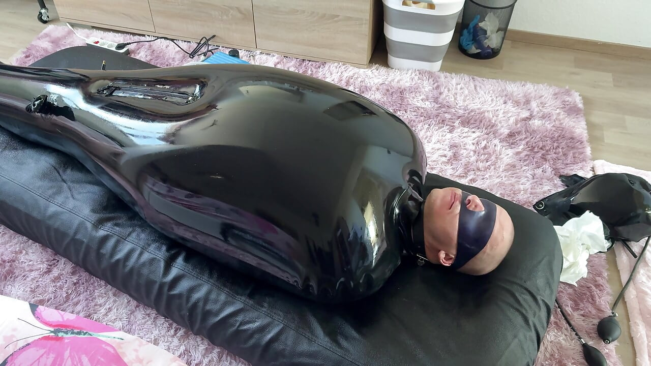 Esposa deixa seu marido louco com ESTIM em saco inflável de látex de látex - Exreme Edging. Respiração restringida amordaçada