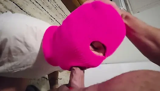 Ev yapımı bakış açısı: pembe kar maskeli gizemli kız büyük yarağı emiyor