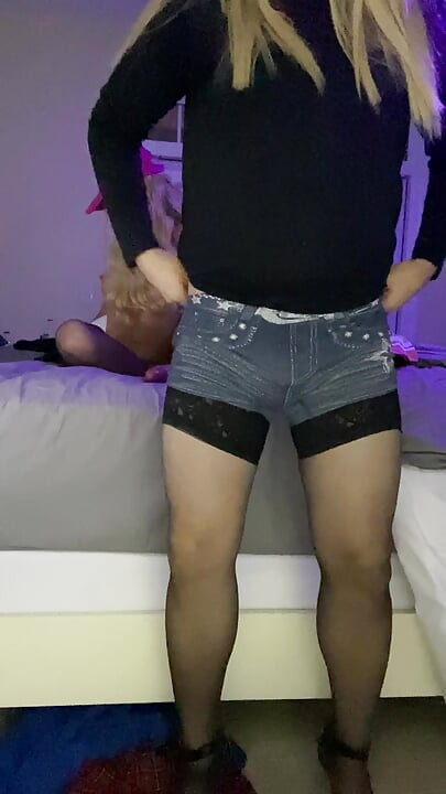 Część 2 Amatorska para z mężem Crossdresser i teściową w bieliźnie pończochach i szpilkach
