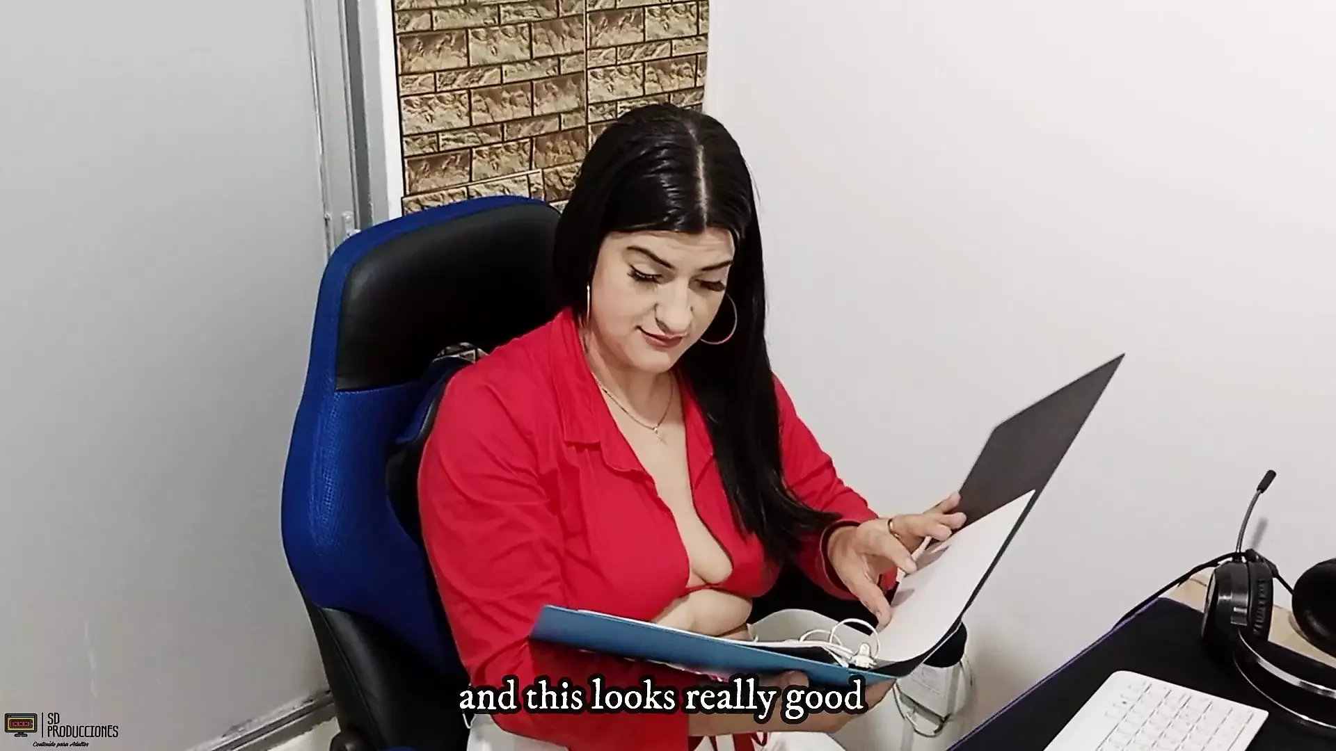 O frumoasă șefă lesbiană linge pizda angajatei ei - porno în spaniolă