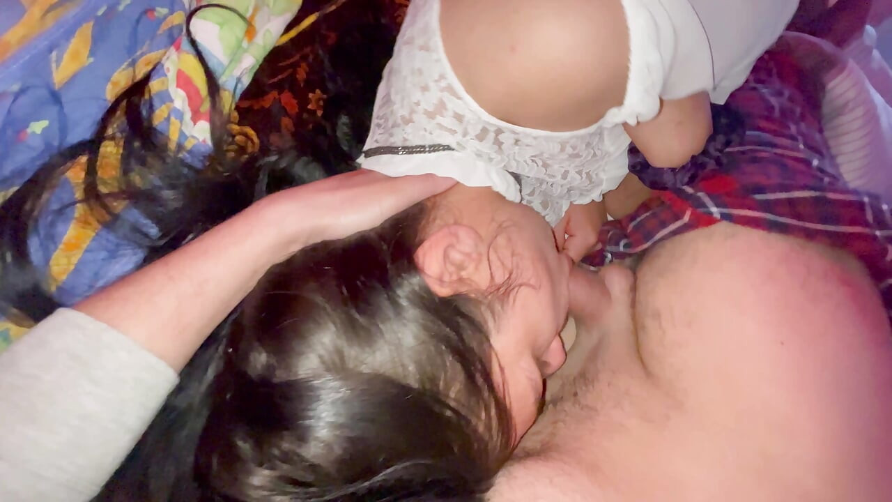 継父はいつも私を使って、口の中で、あなたを口の中に放し、飲み込むために