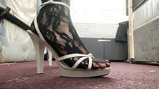 Pleaser – siyah çorap ve mini etek ile beyaz 5 inç topuklu ayakkabılar