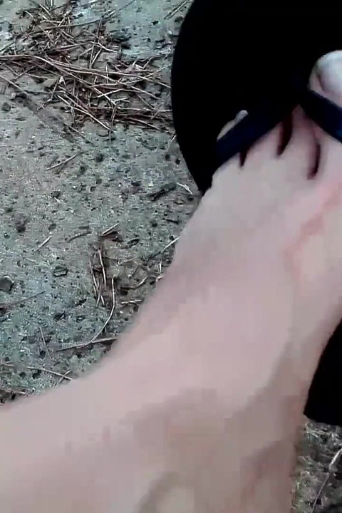 Szalone zwisanie w mojej skórzanej czarnej klapki w parku