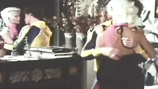 Стильную французскую милфу трахнули и покрыли спермой