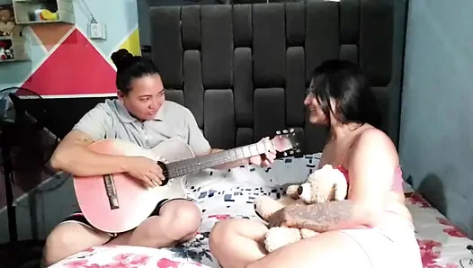 Ich singe ihr ein Serenad, und aus Dankbarkeit ficke ich ihr Gesicht mit meiner Vagina