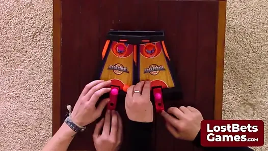 Tobi glänzt in diesem Strip Basketball Flippies-spiel