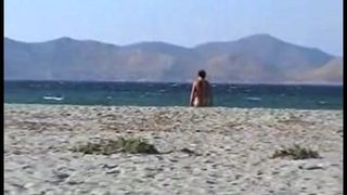 Meando en el desnudo playa
