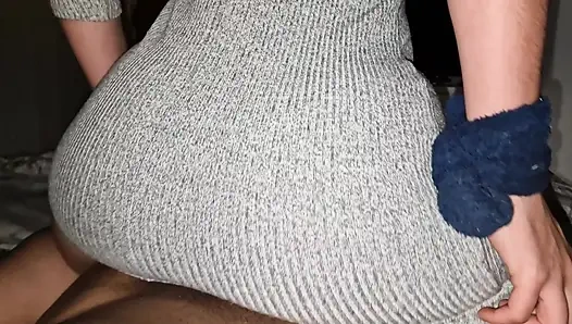 Моя сводная сестренка забыла закрыть дверь в свою комнату, она застукала меня за мастурбацией рядом, и я удивлен ее реакцией