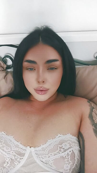 Sahibe Lilikitten seksi iç çamaşırı deniyor ve azdırıyor