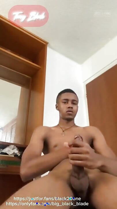 你和我都同意, 这是一次多汁的射精, 有很多精液, 英俊的大黑鸡巴男孩自慰