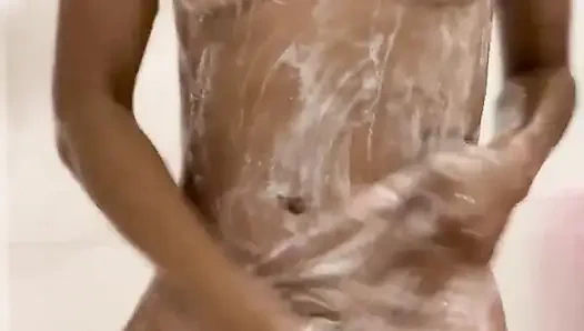 Selamat Natal. Aku harus bersihin pantatku dong, kamu liat tanda kecantikanku nggak!!