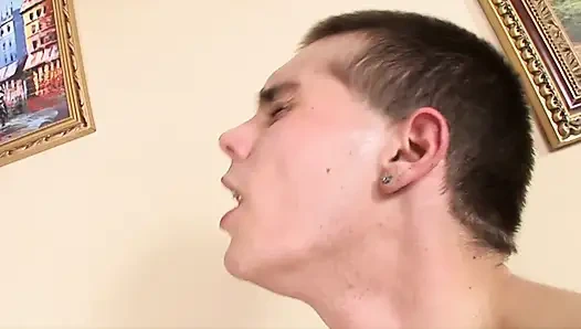 Maskierter geiler typ fickt eine behaarte reife zwergin