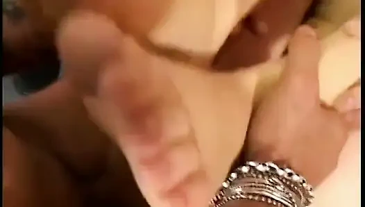 Sıkı pembe amcığı büyük bir direk tarafından sertçe sikilirken azgın hatun inliyor