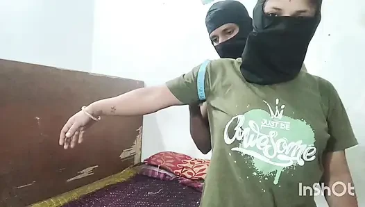 Tailor datang ke rumah wanita untuk mengambil pengukuran pakaian mereka