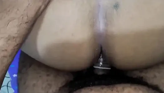 Ich habe den kleinen arsch meiner stiefmutter gefickt und sie hat am Ende etwas an meinem schwanz gemacht.